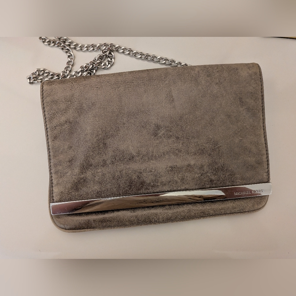 🌺Michael Kors Gray Clutch with Silver Chain🌺